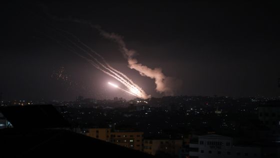 إطلاق 150 صاروخا من غزة تجاه إسرائيل مساء الإثنين – صور