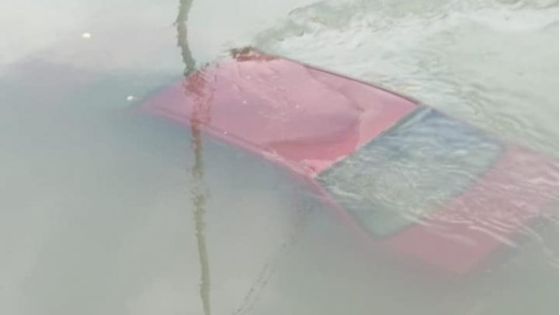 انتشال مركبة سقطت في قناة الملك عبد الله في الأغوار