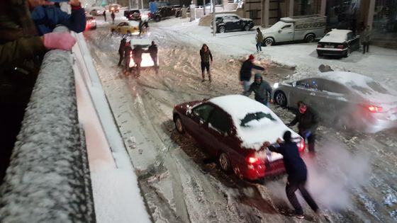 الأمن : مئات المركبات عالقة في الثلوج رغم التحذيرات