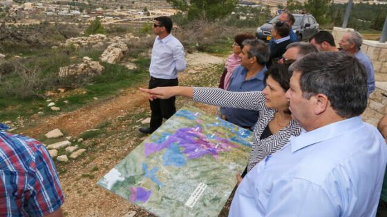 JNF chairman Danny Atar at lookout point, during a visit in the Jewish settlement of Kfar Etzion, in the West Bank on December 20, 2017. Photo by Gershon Elinson/Flash90 *** Local Caption *** ëôø òöéåï
îúðçìéí
áé÷åø
ñéåø
úöôéú
ãðé òèø