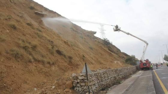 الدفاع المدني يزيل صخرة كبيرة من على مرتفع كانت تشكل خطورة على المارة على طريق اربد – عمان