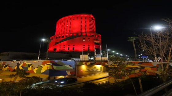 إضاءة المدرج الروماني وجسر عبدون وفندق الرويال وشارع الوكالات باللون الأحمر