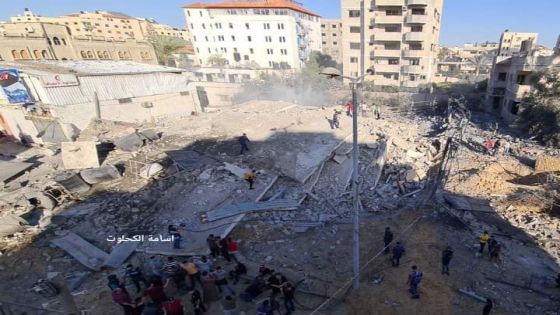 بالفيديو والصور … إستهداف مقر بنك الانتاج في غزه
