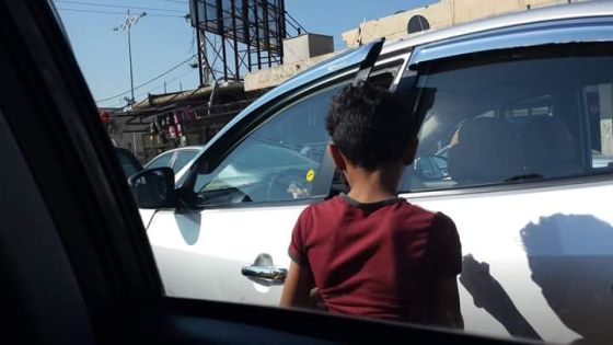 متسولون يتعرضون للسيارات التي تقودها الفتيات لإجبارهم على الدفع بحجة بيع الماء لهم في اربد