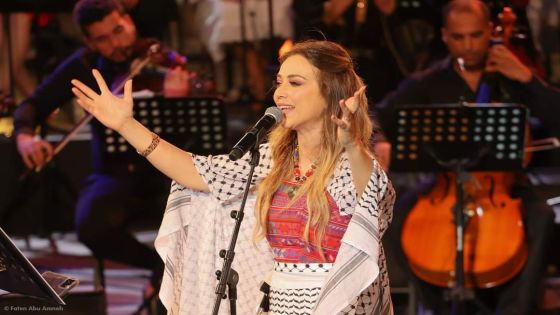 الفنانة دلال أبو آمنة للمغرضين والمشككين خلال حفل الفحيص : “علم الأردن في القلب”