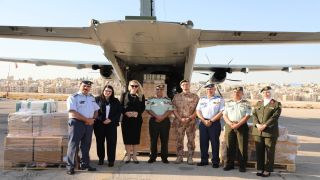القوات المسلحة تتسلم مساعدات طبية من التشيك للمرضى في قطاع غزة