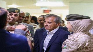 رئيس الوزراء يوجّه بشمول مدنيي الأزرق بخدمات المركز الطبي العسكري