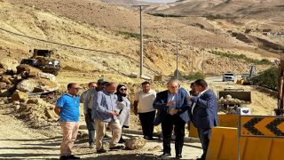 وزير الأشغال يتفقد مشروع معالجة الانزلاق على طريق الموجب