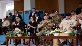 الملك والرئيس الإندونيسي يحضران في جاكرتا مجريات تمرين عسكري مشترك للطائرات المسيرة