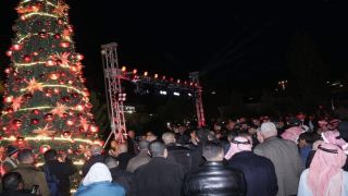 “السياحة” تنظم حفلا لإضاءة شجرة عيد الميلاد بمدينة السلط