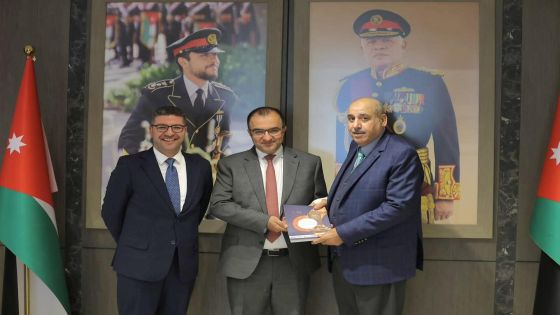 القاضي يتسلم تقرير راصد