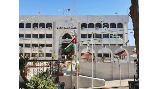 بلدية إربد توقف عمل متعهدي الشوارع لحين قيامهم بصيانة مواقع الحفر