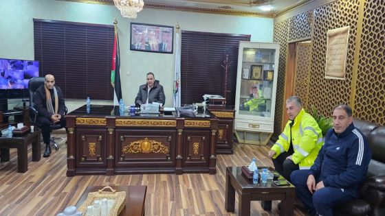 محافظ الزرقاء يتابع الاستعدادات للمنخفض الجوي ويشرف ميدانياً على إنقاذ عالقين في الغباوي