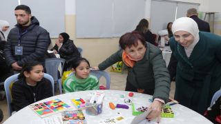 الأميرة بسمة بنت طلال تسلم مساعدات “البر والإحسان” للأسر العفيفة في منطقة جبل الجوفة