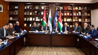 تنسيق حكومي مع قطاعات التجارة والخدمات لضمان انسياب حركة البضائع