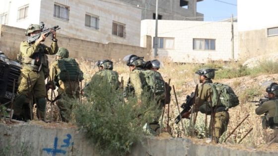 الاحتلال يواصل حصاره على نابلس ويعتقل 10 فلسطينيين بالضفة الغربية