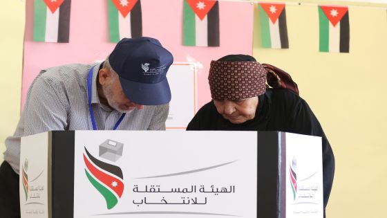 A Jordanian woman is assisted by a member of the electoral commission as she casts her ballot in the parliamentary elections at a polling station in the capital Amman on September 20, 2016. Jordanians are voting in an election that could see opposition Islamists re-emerge as a major parliamentary force in the key Western ally. / AFP / Khalil MAZRAAWI (Photo credit should read KHALIL MAZRAAWI/AFP via Getty Images)