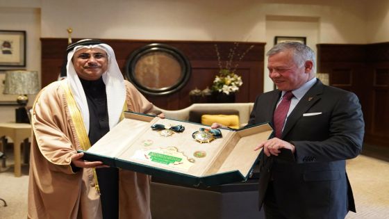 الملك يتسلم وسام القائد من رئيس البرلمان العربي