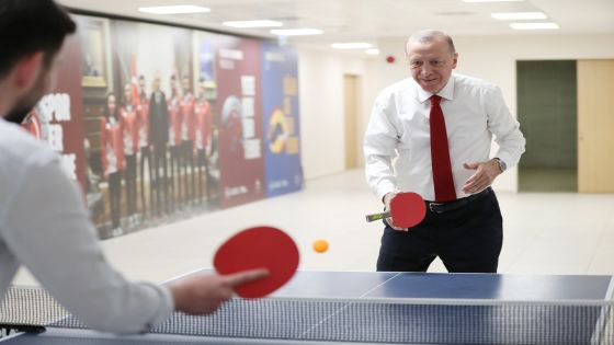 شاهد : فيديو لأردوغان يلعب كرة الطاولة يثير تفاعلا
