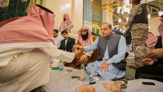 الأزمة الباكستانية تنتقل مع شهباز إلى الحرم النبوي