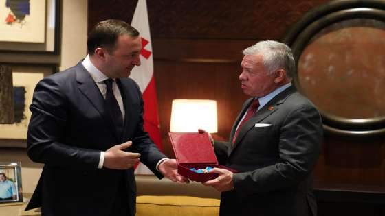 الملك يتسلم وساما رفيعا من رئيس وزراء جورجيا