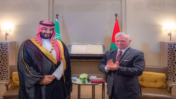 الملك يمنح قلادة الحسين بن علي لولي العهد السعودي