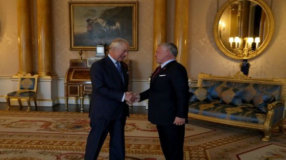 الملك والعاهل البريطاني يؤكدان أهمية تعزيز التعاون