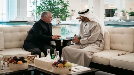 الملك ورئيس الإمارات: ضرورة توسيع التعاون الثنائي