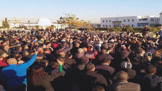 موظفو شركات النقل يشلون الحركة في تونس بسبب الأجور
