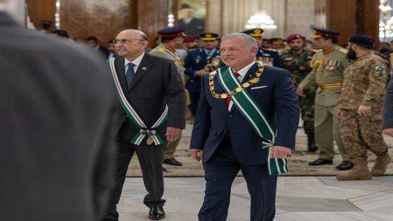 زرداري يمنح الملك أعلى وسام مدني في باكستان