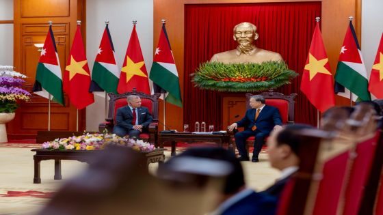 الملك يلتقي في هانوي الأمين العام للحزب الشيوعي الفيتنامي