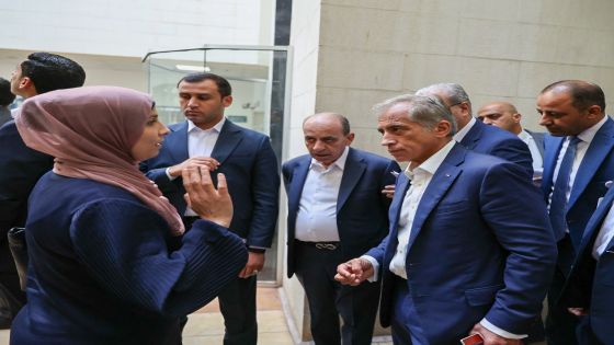 رئيس الوزراء يتفقد مستشفى الزرقاء الحكومي