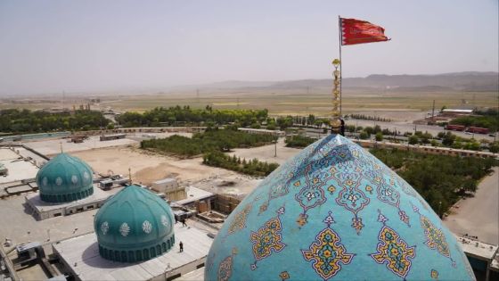 إيران ترفع راية الانتقام الحمراء على قبة مسجد جمكران في قم