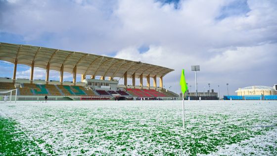 في مشهد نادر.. الثلوج تكسو ملعب الجوف بالسعودية