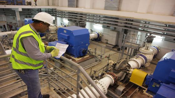 An employee works at the pumping station of the Disi water Project in Amman on March 13, 2018.
Israel and Jordan have long pursued a common goal to stop the Dead Sea from shrinking while slating their common need of drinking water: a pipeline from the Red Sea some 200 kilometres away. Geopolitical tensions have stalled efforts to break ground on the ambitious project for years, but the end of the latest diplomatic spat has backers hoping a final accord may now be in sight. / AFP PHOTO / AHMAD ABDO (Photo credit should read AHMAD ABDO/AFP via Getty Images)