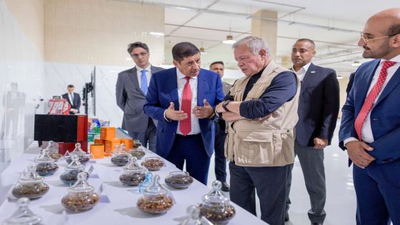 الملك يزور ثلاثة مصانع إنتاجية في مدينة الموقر الصناعية
