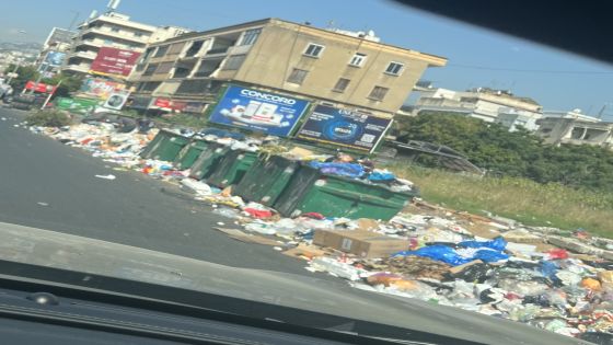 صور نفايات تملأ شوارع بيروت.. ولبنانيون : عذراً من السياح