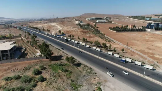 الأردن يسيّر قافلة مساعدات إلى الجنوب السوري بالتزامن مع إدخال مساعدات إلى غزة