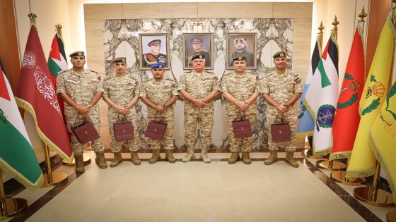 اللواء الحنيطي يُكرّم عدداً من الضباط بهدايا ملكية
