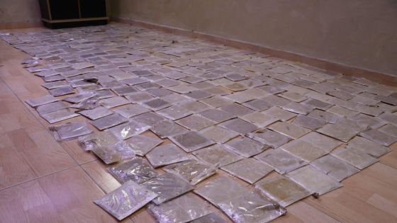 الجمارك الأردنية وادارة مكافحة المخدرات يضبطان 48 كغم من مادة الكوكائين داخل احد الطرود البريدية.