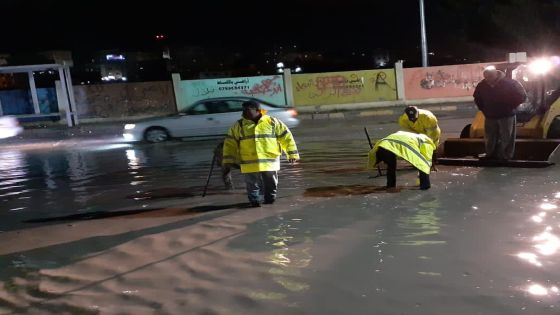 رئيس بلدية الرويشد: مياه السيول تجرف 3 أشخاص في منطقة برقع و لم يتم العثور عليهم.