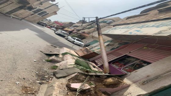 سقوط عامود كهربائي في حي الجامع الكبير، بجانب مكتبة الفاروق. ودون اي تدخل من الجهات المعنية حتى هذه اللحظة.