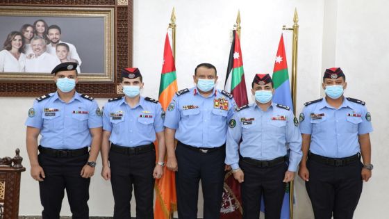 مدير الأمن العام يسلم هدايا ملكية لكوكبة من مرتبات الأمن العام ممن حصلوا على المراكز الأولى بمشاركاتهم الخارجية