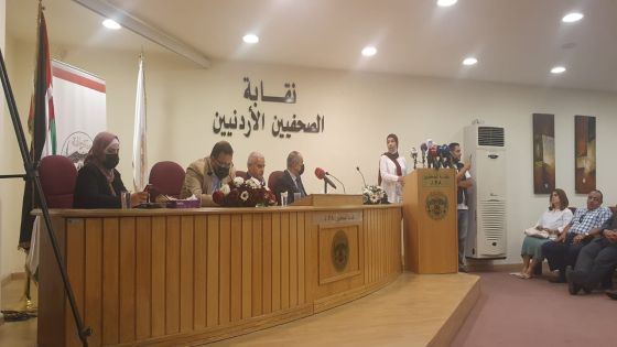عاجل – صور/ الاعلاميون يطالبون باقالة طارق ابو الراغب