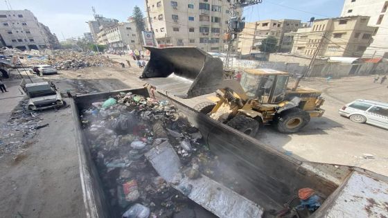 “العليا للإعمار” تنفذ مشروع تجميع وترحيل النفايات الصلبة من شوارع وطرقات مدينة غزة