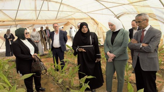 بني مصطفى تطلع على مشروع البيوت البلاستيكية الزراعية الممول من التنمية الاجتماعية