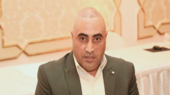 د.محمد المعايطة يكتب “إيفلي” والعلاقات العامة د محمد المعايطة العلاقات العامة: هي الإتصال والتواصيل بين شخص وأخر أو مجموعات أو مؤسسات وجمهور حيث أصبحت العلاقات العامة هي إرشاد وتسويق وووو لهدف ما أو مصلحه تعم الفائد على الطرفين من خلال العلاقات المتبادلة بجميع أنواعها، حيث يوجد تعريف للعلاقات العامة ما يقارب ال400 تعريف ومن أهمها؛ 1.تعريف العلاقات العامه المختصر: هي وظيفه اداريه تساعد المحافظه على قنوات الاتصال المتبادله وتحقيق الفهم والقبول والتعاون بين المنظمه والجمهور للوصول الى الهدف المشترك بين الطرفيين والإرضاء المشترك للجميع والقبول للجميع اما سياسي او اجتماعي او تجاري 2.أول من عرف تعريف العلاقات العامة هو الرائد الأول أبو العلاقات العامة الكاتب الفرنسي (إيفلي) عام بداية القرن العشرين وكان يعمل في صحيفة العالم هي عمليه مزدوجة الإتجاه، تبدأ بمعرفة إتجاهات الجمهور ونشر الحقائق والمعلومات عن المؤسسه أو المنظمه بكل أمانه وصدق في خططها وسياساتها بما يتفق مع الجمهور والمصلحه العامة. 3.المرحلة الأولى لـ نشأة العلاقات العامة: ” وفي عهد رئاسة أندرو جاكسون والذي لم يكن رجل اتصال ناجح انطلقت العلاقات العامة السياسية إذ إعتمد على صحفي سابق وهو أموس كيندول ليكون السكرتير الصحفي ويتولى شؤون العلاقات العامة ويساعده في قضيته . أما التكتيكات الأولى للعلاقات العامة الحديثة فترجع إلى العقد الأول من القرن العشرين ، حيث يعتبر إيفلي هو رائد العلاقات العامة إذ قام عام 1903م بإفتتاح مكتب للإستثمار مع ” جورج باركر ” وبعد سنوات قليلة أصبح ” لي ” ممثلا لشركة الفحم ولسكة حديد بنسلفانيا ” 4.العلاقات العامة منذ الأزل كانت تستخدم في الطبول والدخان كعلامات معرفيه مثل الحروب أو الضيافة أو الشتاء أو ماشابه حيث لكل شئ إشارة أما في العلم أول من إستخدم مصطلح العلاقات العامه هو الرئيس الأمريكي (جيفرسون عام 1802) 5.العلاقات العامة لها أنواع كثيره منها دورها في الوزارات والمؤسسات الحكوميه هي خدمه عامه من الدوله للمواطن فكل مؤسسة حكومية لها قسم يختص في مجال الإعلام والعلاقات العامة يقوم بترشيد ونصح ونفي وطمئننة الجمهور وعمل علاقات متبادلة بين البعض وما شابة للوصل الى تغذية راجعة وهدف للمصلحة العامة وأما القطاع الخاص والشركات الربحيه هي هدفها التسويق لمنتجاتها وهي تهدف إلى الصدق والأمانة للوصول الى الفائده على الشركة والجمهور وإرضاء الطرفيين من خلال مواقع التواصل الإلكتروني أو التطبيقي أو الحسي أو الجسدي أو اللفضي.. *دور قسم العلاقات العامه: 1.التوعيه والإرشاد ومعرفة وأراء ومتطلبات الجمهور ونشر الحقائق والمعلومات حيث تسمى الإعلام. 2.كسب رضا الجمهور والرأي العام للخدمات المقدمه والنشر بناء على إستعلام عمل سياسات المؤسسه حسب طلب ومصلحة الجمهور. 3.الإهتمام بشكاوي الجمهور ومقترحاتهم والرد على الشائعات والأكاذيب والحملات الدعائيه الكاذبة للإطمئنان الشعبي لدى المؤسسة. مهمات موظف العلاقات العامه ( الإتصال) 1. الأمانه والصدق من شروط الاعلان والتوافق والفن مع معاملة الجمهور وجذبهم للمؤسسة للوصول الى الهدف لتحقيق الارباح والاهتمام أهم شئء واحترام قيمة الانسان مهما كان كونه إنسان. 2. أن يكون لديه خبرات معرفيه لدى ممارسة المهنه لنجاح العلاقات مع الجمهور والتوافق والإقناع والرضى عن المؤسسة للمستقبل لكي يأتي الزبون بزبون أخر 3.الفهم الكامل لطبيعة وسائل الاتصال وتفهم مشكلات حرية الصحافه ومسؤلية الاعلام 4.الاستماع الجيد وحسن التعامل مع جميع الشرائح المجتمعيه وتوصيل المعلومه بكل سخوله 5.التنظيم فيما يتعلق باستقبال الضيوف والوفود واللقاءات بين المسؤول والوفد وتجهيز القاعات والتجهيزات والضيافه 6.الدقه في المواعيد وبشاشة الوجه وحسن المظهر واقناع الوفود واعلام الجمهور عن التسويق وارسال المعلومة *حتى في الإسلام كانت العلاقات العامة متواجدة عندما بعث رسالة سيدنا محمداً صل الله عليه وسلم الى هرقل ملك الروك، وفي القرآن الكريم أشارت أيات الى العلاقات العامة في قوله تعالى (وجادلهم بالتي هي أحسن) وأيضاً (وجعلناكم شعوبا وقبائل لتعارفوا) يدل على تعامل الإسلام مع جميع الأطياف… فالعلاقات العامة هي الأساس في البشرية والحياة. الدكتور محمد عبدالرحمن المعايطة دكتوراه في الصحافه والإعلام والنشر الالكتروني “الرقمي” رئيس لجنة مقاومة التطبيق في نقابة الصحفيين الأردنيين