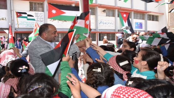 بلدية الهاشمية الجديدة تحتفل بيوم العلم الأردني بتزيين الشوارع وتوزيع آلاف الأعلام