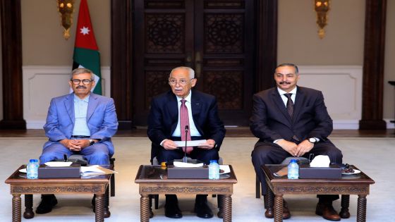 رئيس الديوان الملكي يلتقي فعاليات شعبية وطلبة جامعيين