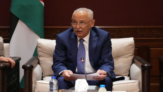 خلال لقائه متقاعدين عسكريين ووفداً قانونياً